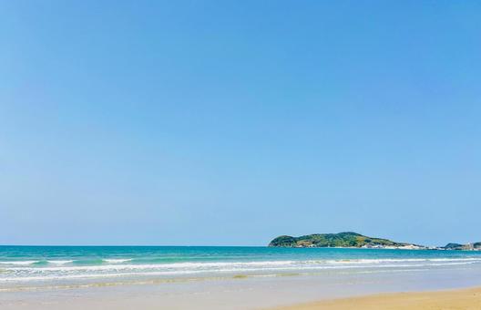 青空と砂浜と島 青空と砂浜と島 砂浜,ビーチ,海の写真素材