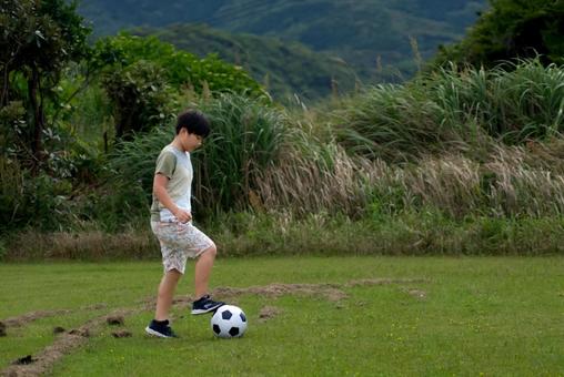 <素材>公園で元気にサッカーをする男の子 <素材>公園で元気にサッカーをする男の子 子供,男性,人物の写真素材