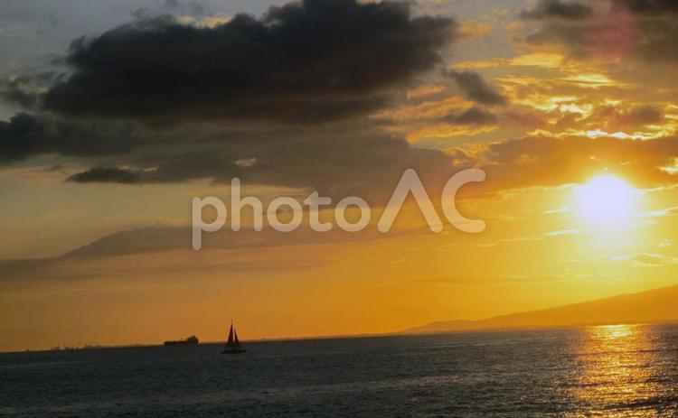 ヨットと海と夕焼け　サンライズ　ハワイ 海,サンライズ,夕焼けの写真素材