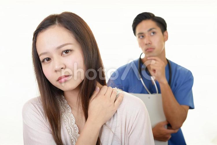 体調不良の女性と男性医師 女性,体調不良,不調の写真素材