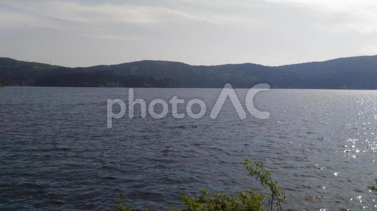 箱根の山を一望できる芦ノ湖 何人もありません,反射,大洋の写真素材