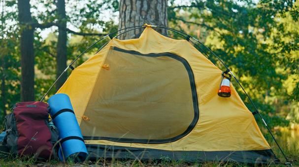 黄色いテント テント,リュック,閉めるの写真素材