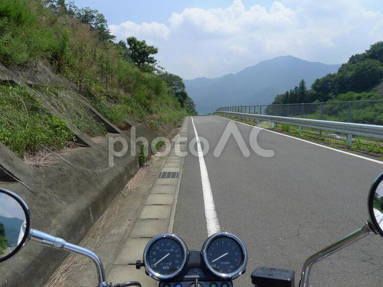 バイク停車中（ミラーに洋服の映り込みあり） バイク,ツーリング,路肩の写真素材