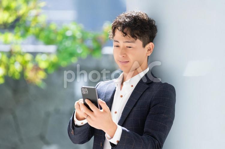 スマホを使う男性ビジネスマン 男性,スマホ,スマートフォンの写真素材