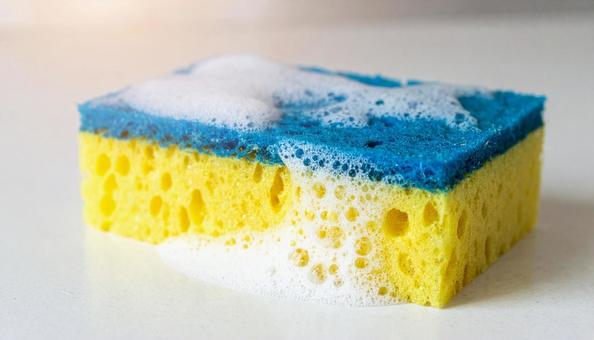 泡のついたキッチンスポンジ 泡のついたキッチンスポンジの写真