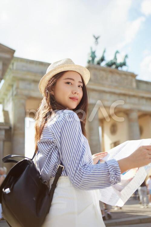 地図を見る海外旅行中の女性6 海外旅行,女性,日本人の写真素材