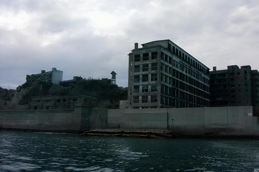 船上から見る軍艦島1 船上から見る軍艦島1 軍艦島,廃墟,長崎県の写真素材