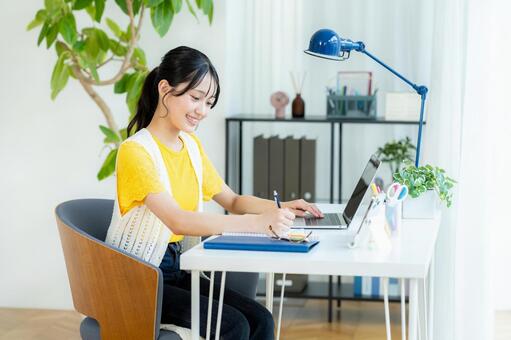 ノートパソコンを使う若い女性 笑顔,若い女性,ビジネスウーマンの写真素材