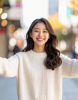 満面の笑顔で迎える女性 満面の笑顔で迎える女性の写真