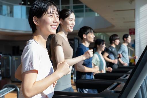 スポーツジムでトレーニングをする若い男女 スポーツジム,ジョギング,ランニングの写真素材