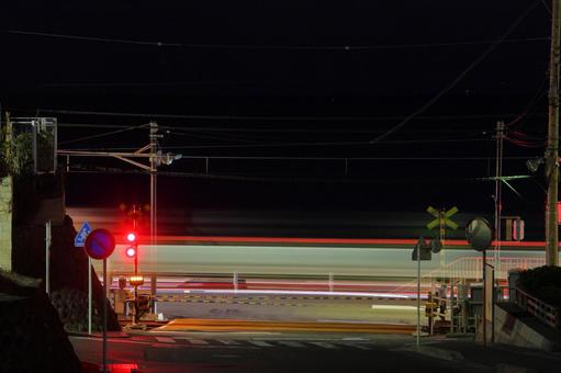 江ノ電、深夜の鎌倉高校前の踏切 江ノ電、深夜の鎌倉高校前の踏切 湘南,海岸,江の島の写真素材
