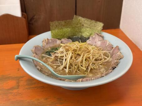 ラーメン とんこつ醤油ラーメン,豚骨醤油ラーメン,ネギチャーシューメンの写真素材