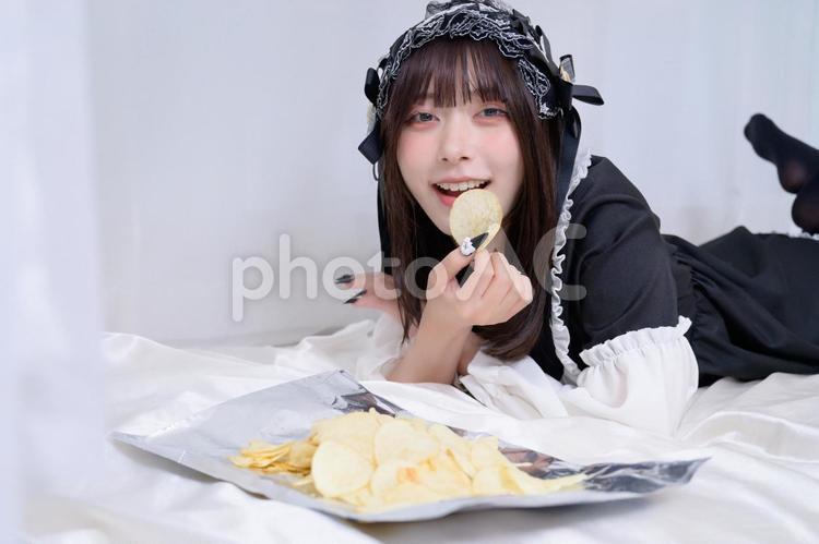 寝転んでお菓子を食べる地雷系女子 地雷系,地雷系女子,コスプレの写真素材