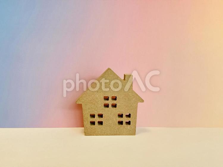 茶色い家の模型（グラデーション背景） 不動産投資,reit,注文住宅の写真素材
