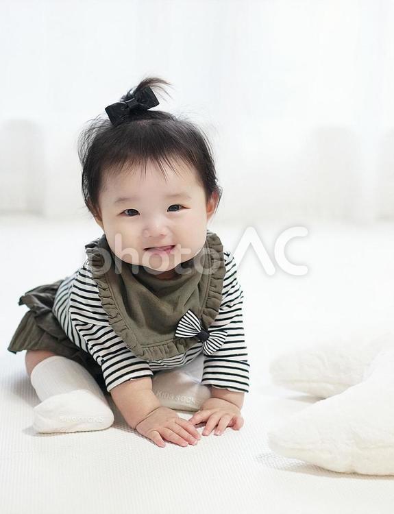 座りたての赤ちゃん 赤ちゃん,座りたて,女の子の写真素材