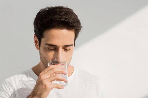水を飲む男性のポートレート 水を飲む男性のポートレートの写真