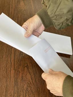 手紙を封筒に入れる 手紙を封筒に入れる 紙,封筒,手紙の写真素材
