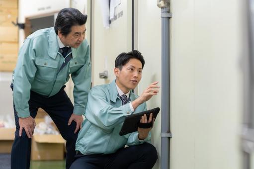 倉庫で働く男性作業員 倉庫で働く男性作業員 倉庫,会議,工場の写真素材