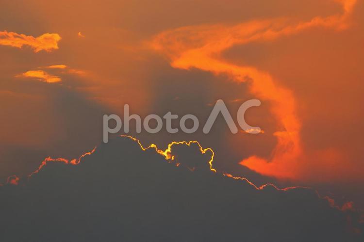 夕焼けと夕日　入道雲のシルエット 入道雲,シルエット,夕焼けの写真素材