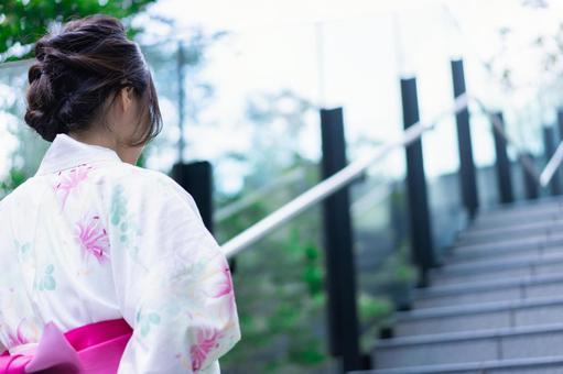 穿著浴衣走在城市裡的年輕女子 穿著浴衣走在城市裡的年輕女子