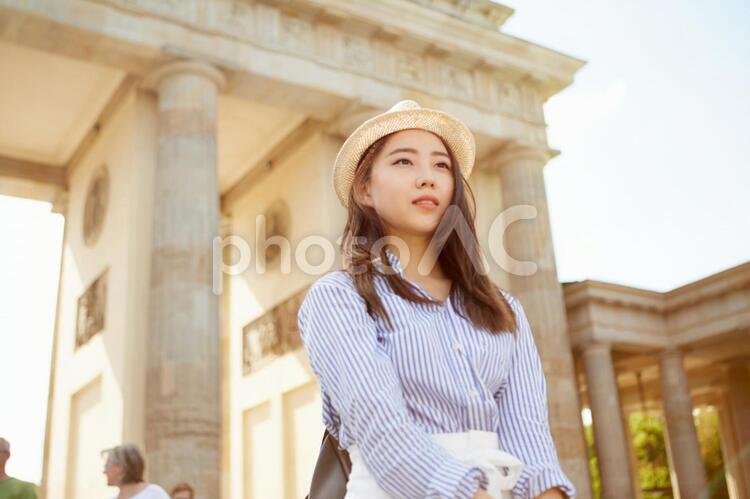 観光地にいる海外旅行中の女性14 海外旅行,女性,日本人の写真素材