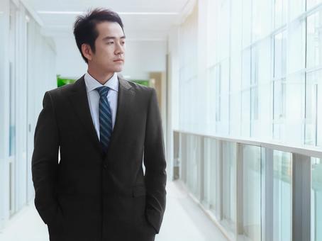 歩いているビジネスマンの写真