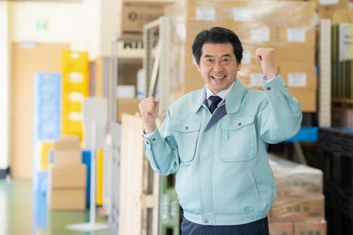倉庫で働くシニアの男性作業員 倉庫で働くシニアの男性作業員 倉庫,工場,配達の写真素材
