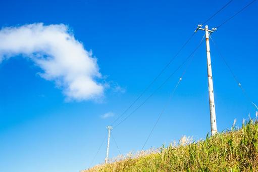 日本の青空と電柱のある風景 日本の青空と電柱のある風景の写真