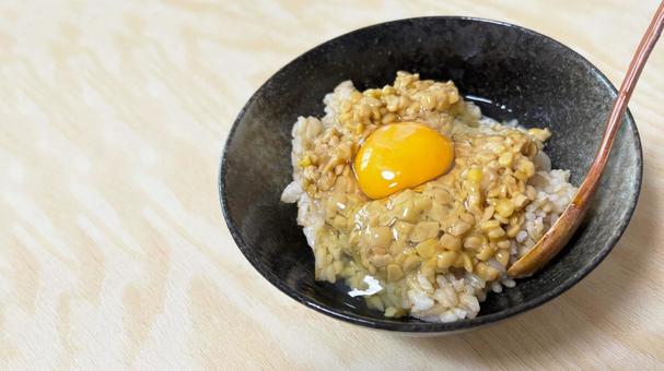 挽割納豆のたまごかけごはん（左余白） 納豆,なっとう,豆の写真素材