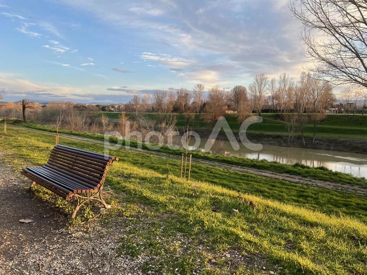夕暮れと川沿いのベンチ（イタリア） ベンチ,長椅子,屋外の写真素材