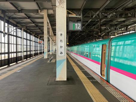 北上駅に停車中の新幹線（はやぶさ） 新幹線,はやぶさ,北上駅の写真素材
