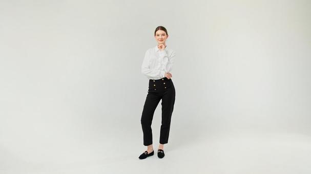 微笑みカメラ目線でポーズする外国人女性 微笑みカメラ目線でポーズする外国人女性の写真