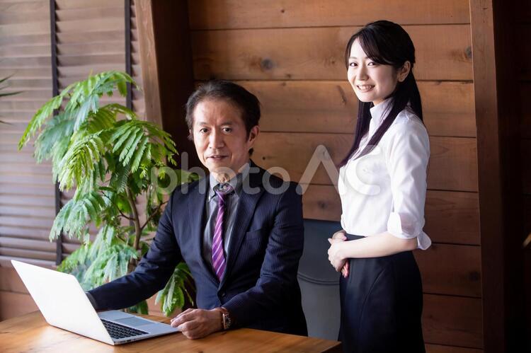 中高年のビジネスマンとビジネスウーマン 経営者,秘書,社長の写真素材