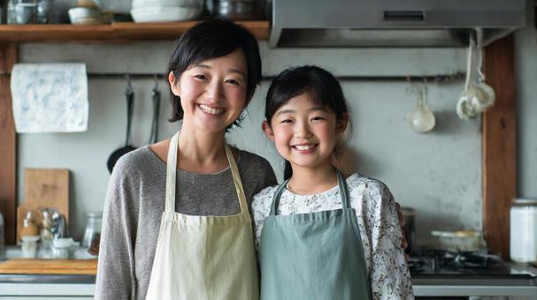 キッチンに立つ母と娘3 キッチンに立つ母と娘3の写真