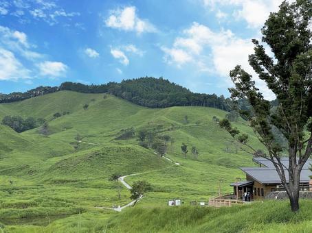 Clear blue sky, grasslands and mountains Tonomine Kogen, JPG