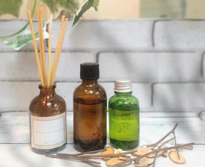 アロマディフューザーと精油ボトル アロマ,アロマオイル,アロマディフューザーの写真素材