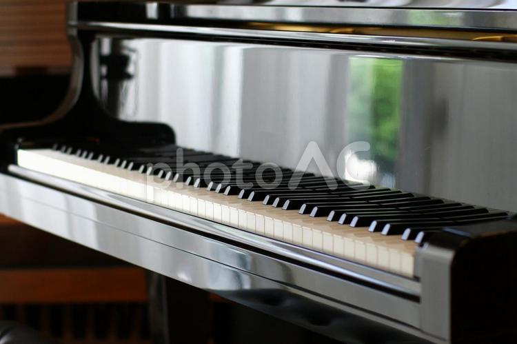 部屋のグランドピアノ　 ピアノ,音楽,楽器の写真素材