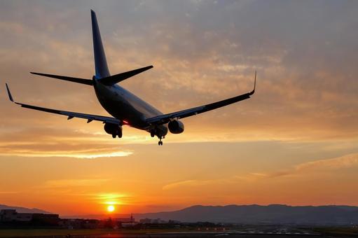 沈む夕日｜着陸旅客機｜シルエット 飛行機,航空機,旅客機の写真素材