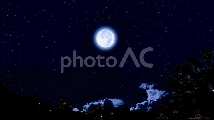 満月を見上げる夜 月,夜,moonの写真素材