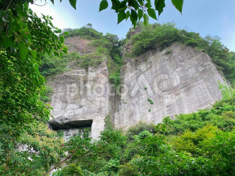 遠くから見た石切場跡 鋸山,石切場跡,石切り跡の写真素材