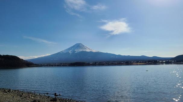 青い空と湖と富士山 富士山,河口湖,湖の写真素材