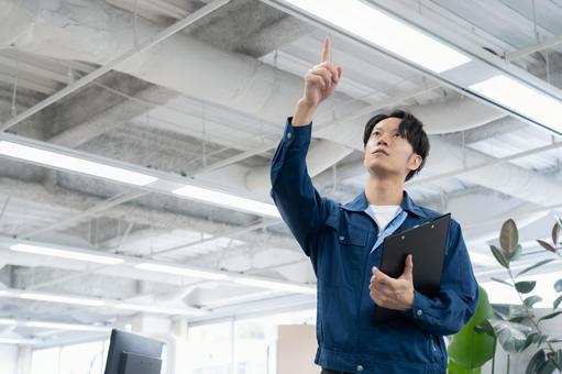 メンテナンスをする若い男性エンジニア メンテナンスをする若い男性エンジニア エンジニア,技術者,メンテナンスの写真素材