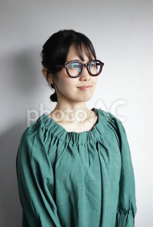 眼鏡を掛けた真面目な女性 眼鏡,メガネ,めがねの写真素材