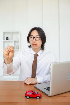 赤い車とサイズを強調する男性の手元 保険業,事務職,接客業の写真素材