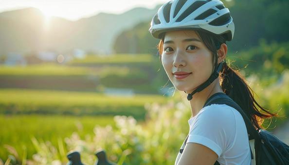 サイクリング中の女性 サイクリング中の女性の写真
