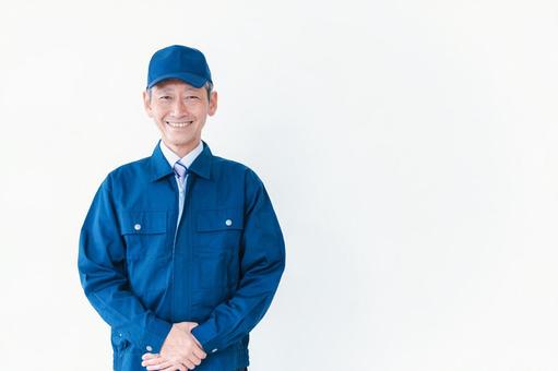 生き生きと仕事をする高齢の男性 生き生きと仕事をする高齢の男性 工場長,中高年,信頼の写真素材