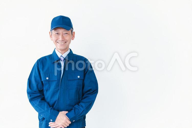生き生きと仕事をする高齢の男性 工場長,中高年,信頼の写真素材