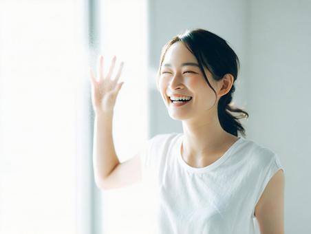 美容スプレーを使う女性 美容スプレーを使う女性の写真