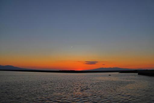 長洲港から眺める夕焼け空 夕日,夕焼け,オレンジ色の写真素材