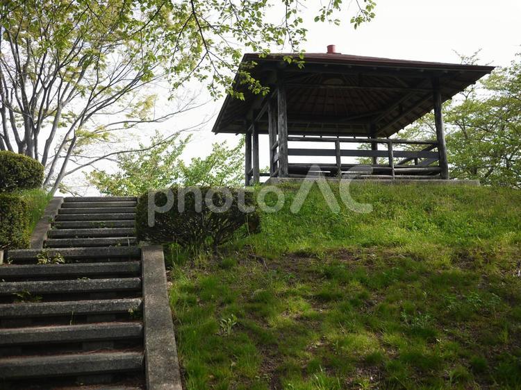 公園の山の頂上にある東屋　 展望台,頂上,東屋の写真素材